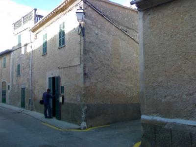 Costitx, Eckstadthaus mit Garten
