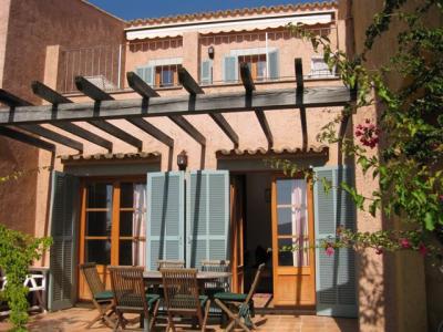 Mediterranes Reihenhaus mit Meerblick