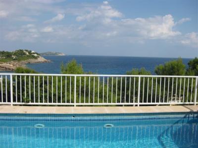 Luxuschalet in erster Meereslinie und Pool in Villengegend in Font de Sa Cala
