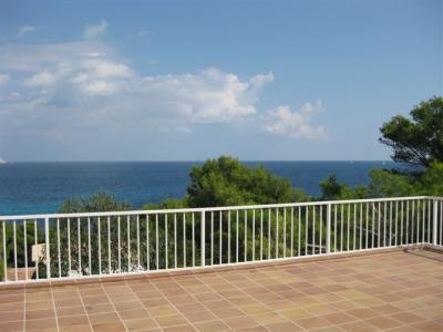 Luxuschalet in erster Meereslinie und Pool in Villengegend in Font de Sa Cala