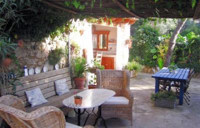 Ortsnahe Finca mit mediterranem Garten bei Son Servera