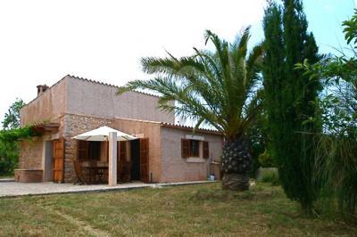 Casa Joan - kleine mallorquinische Finca in der Natur unterhalb und mit Blick auf die Burg von Arta