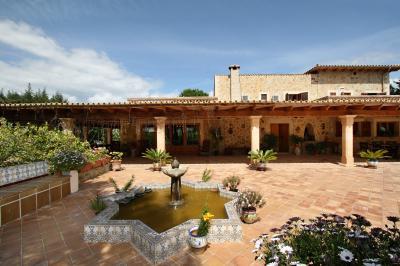 Grosse Finca auf einem traumhaften  Anwesen mit Pool und vielen Extras