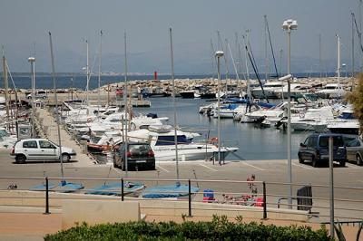 Modernes Chalet direkt am Hafen von Colonia de Sant Pere in erster Meereslinie