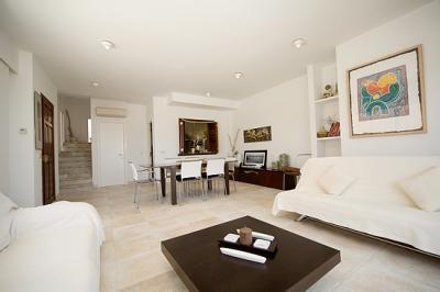 Modernes Chalet direkt am Hafen von Colonia de Sant Pere in erster Meereslinie