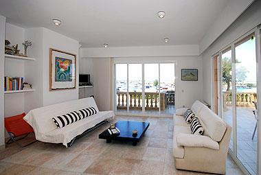 Modernes Chalet direkt am Hafen von Colonia de Sant Pere in erster Meereslinie