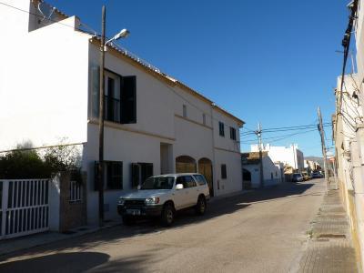 Modernes Neubaustadthaus im alten Dorfkern von Colonia de Sant Pere mit Meerblick-Dachterasse