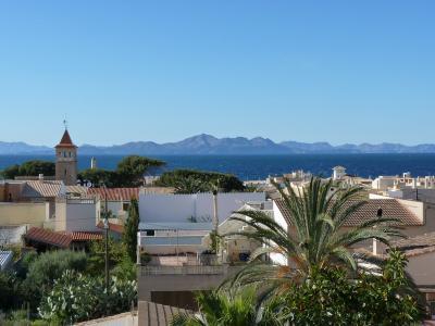 Modernes Neubaustadthaus im alten Dorfkern von Colonia de Sant Pere mit Meerblick-Dachterasse