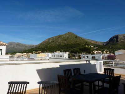 Modernes Neubaustadthaus im alten Dorfkern von Colonia de Sant Pere mit Meerblick-Dachterasse
