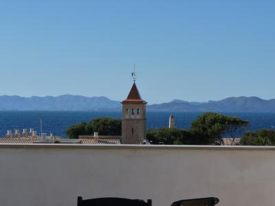 Modernes Neubaustadthaus im alten Dorfkern von Colonia de Sant Pere mit Meerblick-Dachterasse