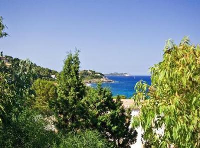 Luxuschalet in erster Meereslinie und Pool in Villengegend in Font de Sa Cala