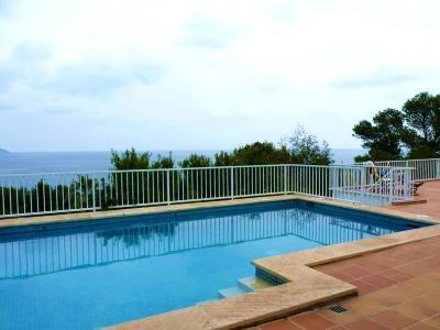Luxuschalet in erster Meereslinie und Pool in Villengegend in Font de Sa Cala