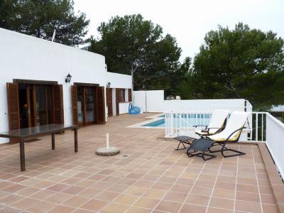 Luxuschalet in erster Meereslinie und Pool in Villengegend in Font de Sa Cala