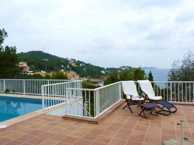 Luxuschalet in erster Meereslinie und Pool in Villengegend in Font de Sa Cala