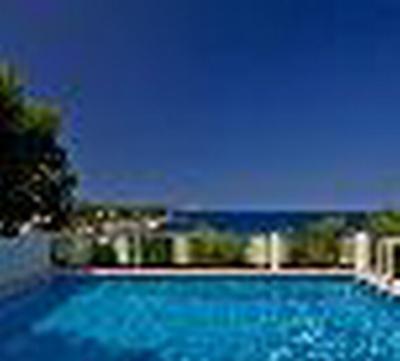 Luxuschalet in erster Meereslinie und Pool in Villengegend in Font de Sa Cala
