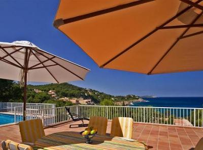 Luxuschalet in erster Meereslinie und Pool in Villengegend in Font de Sa Cala